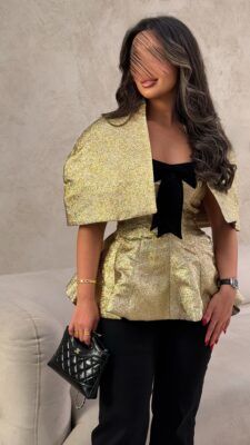 البدله الجوكر عباره عن ثلاث قطع توب وكيب وبنطلون